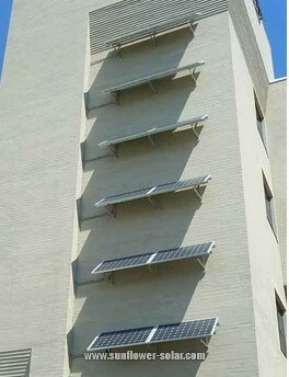 a set of photovoltaic panels mounted on the south wall of a college classroom building مجموعة من الألواح الكهروضوئية المركبة على الجدار الجنوبي لمبنى الفصل الدراسي في الكلية