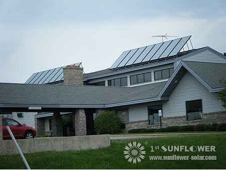 مجموعة من مجمعات سخان المياه بالطاقة الشمسية على سطح موتيل