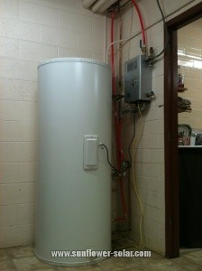 نظرة عامة على خزان المياه سبليت ومحطة العمل لنظام التدفئة الشمسي جامع