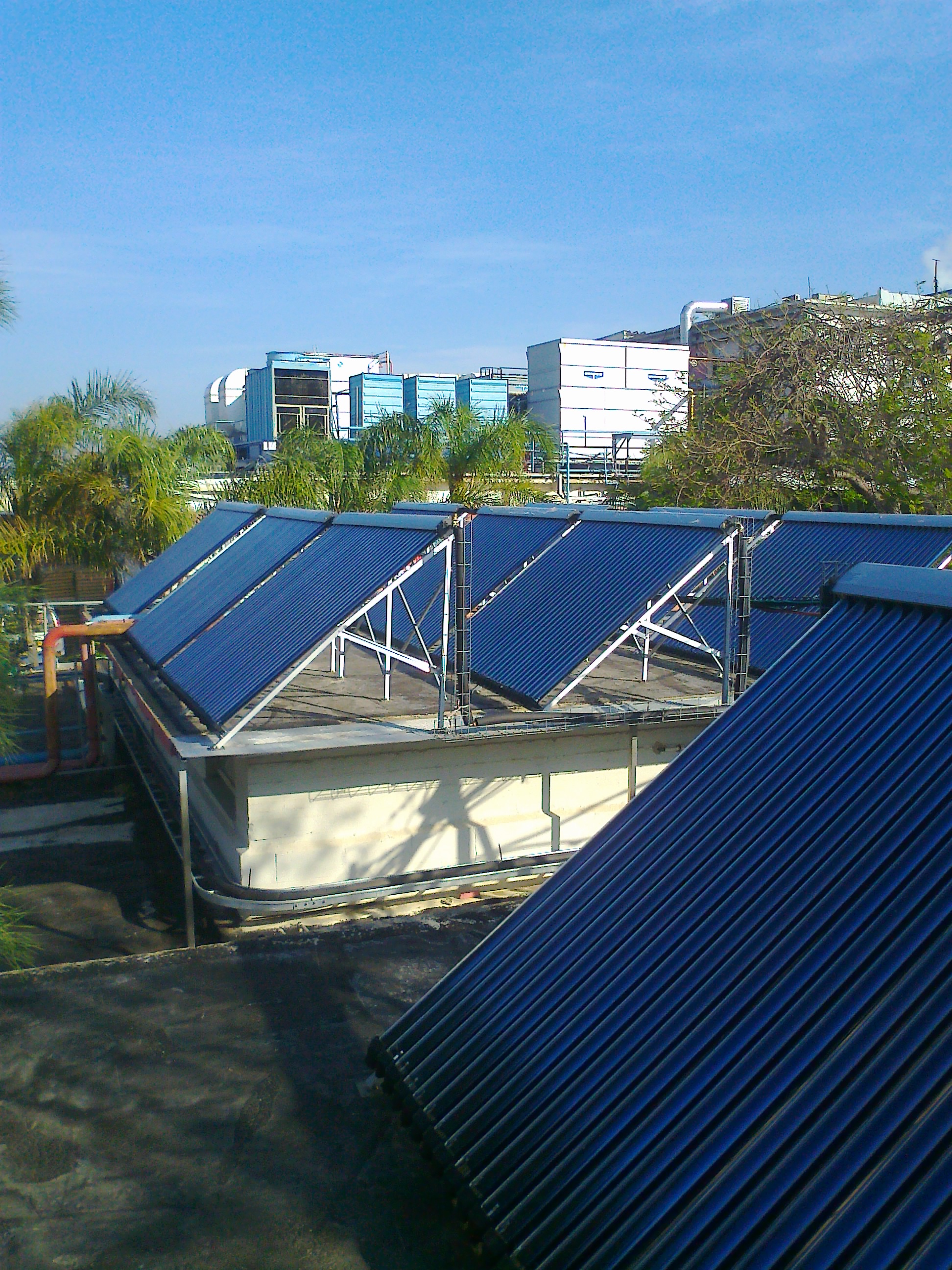 تطبيق نظام تسخين المياه بالطاقة الشمسية في الفندق