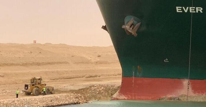 قامت سفينة الشحن العملاقة بإغلاق قناة السويس